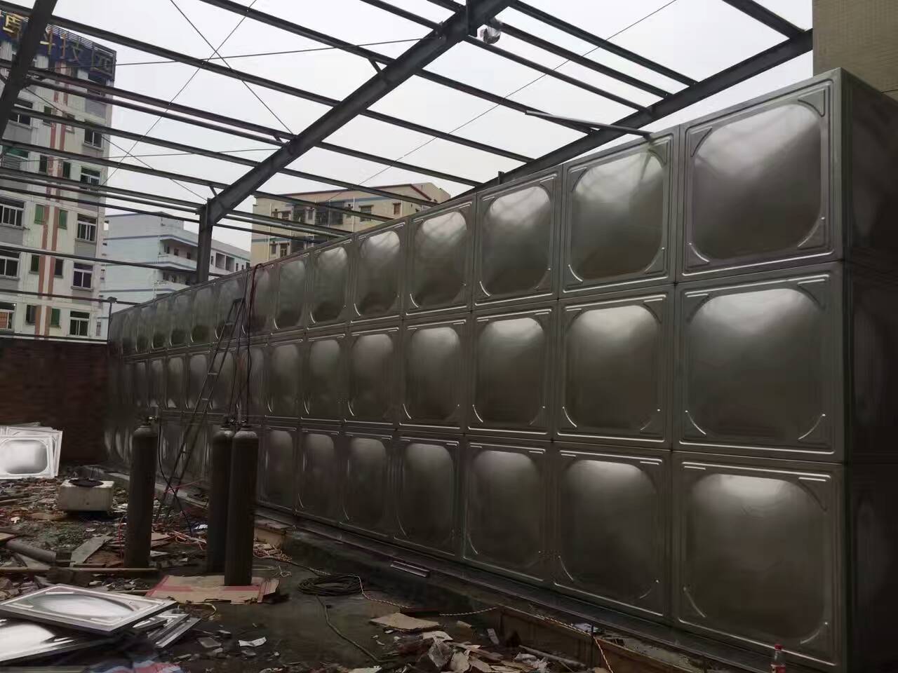 消防水箱可以緊靠墻壁布置嗎？